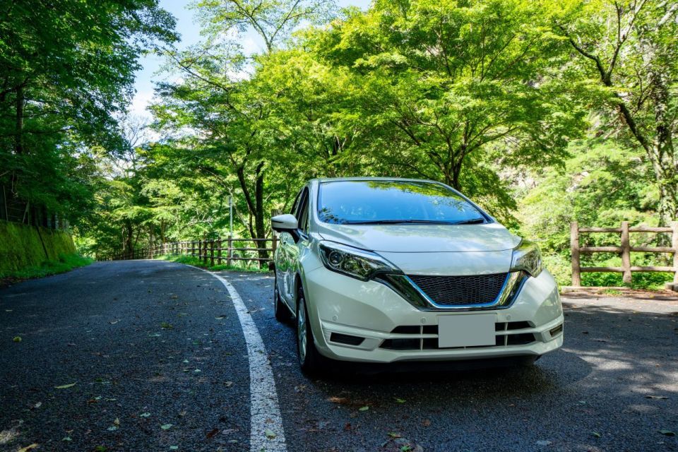 道路を走る白い車