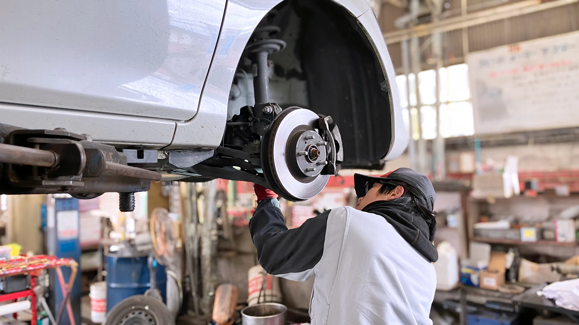 整備作業しているスタッフ